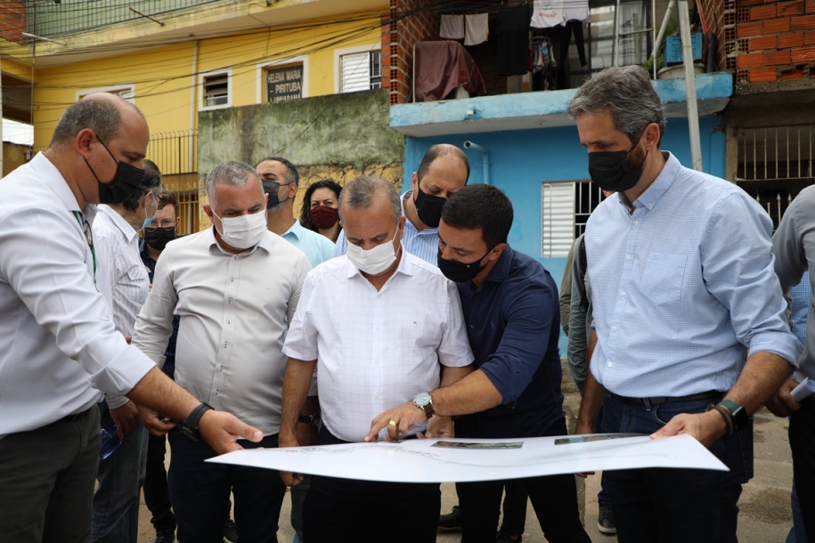 Lins e Rogério Marinho vistoriam obras de Urbanização do Rochdale  
