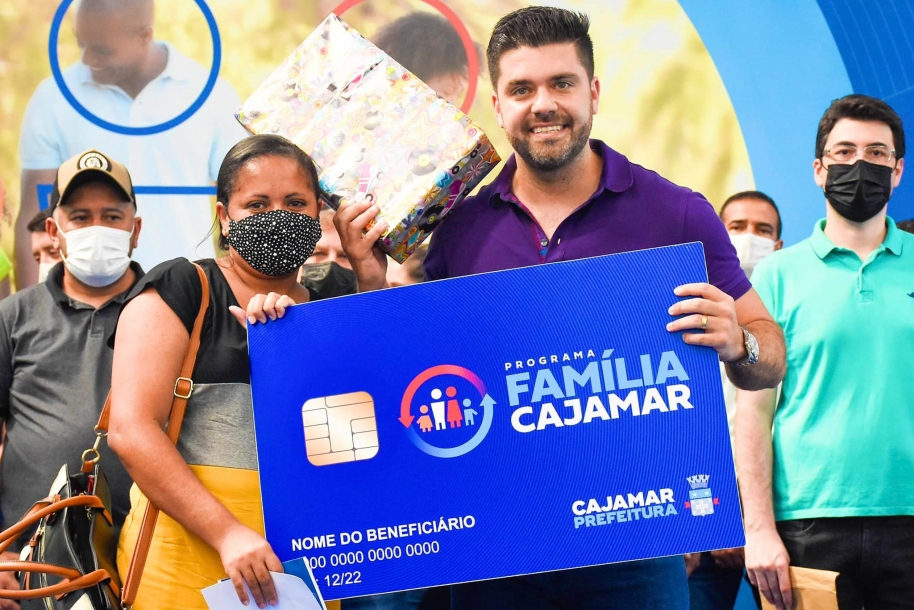 Danilo Joan começa entrega do cartão Programa Família Cajamar