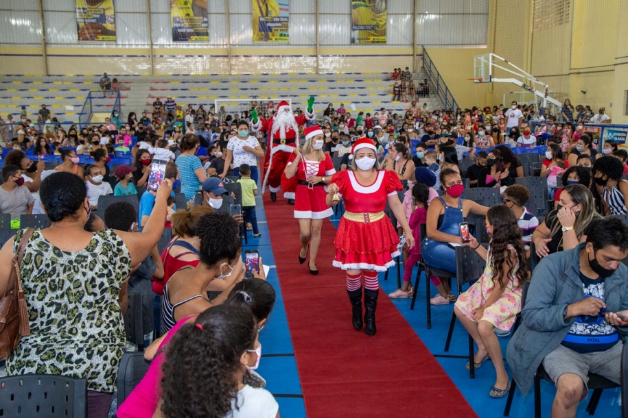 Fundo Social de Parnaíba entrega mais de cinco mil sacolinhas de Natal 
