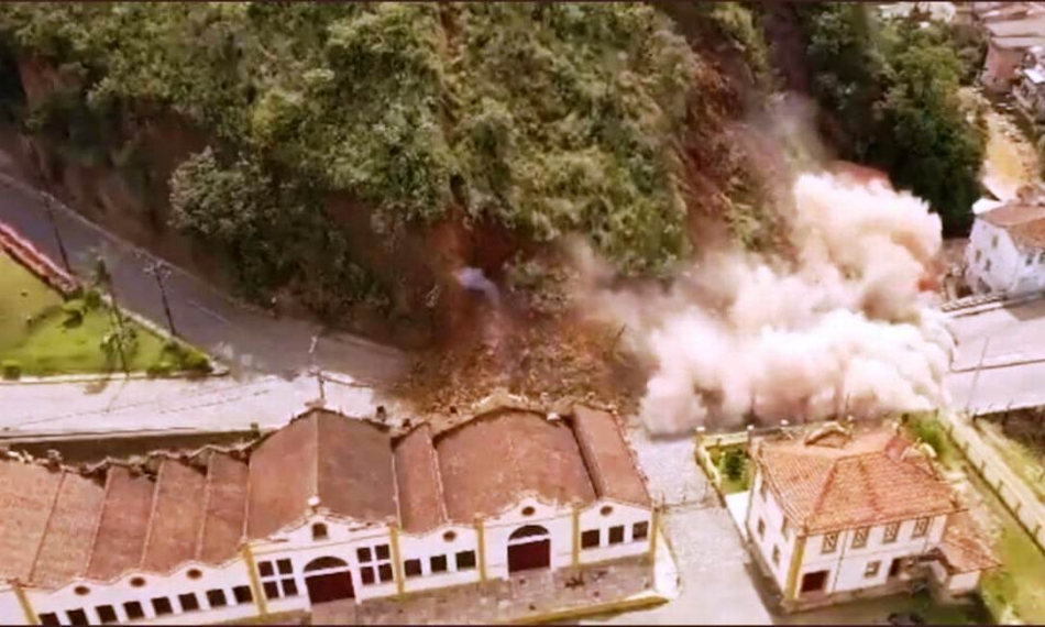 Parte de morro desliza sobre casas no centro de Ouro Preto