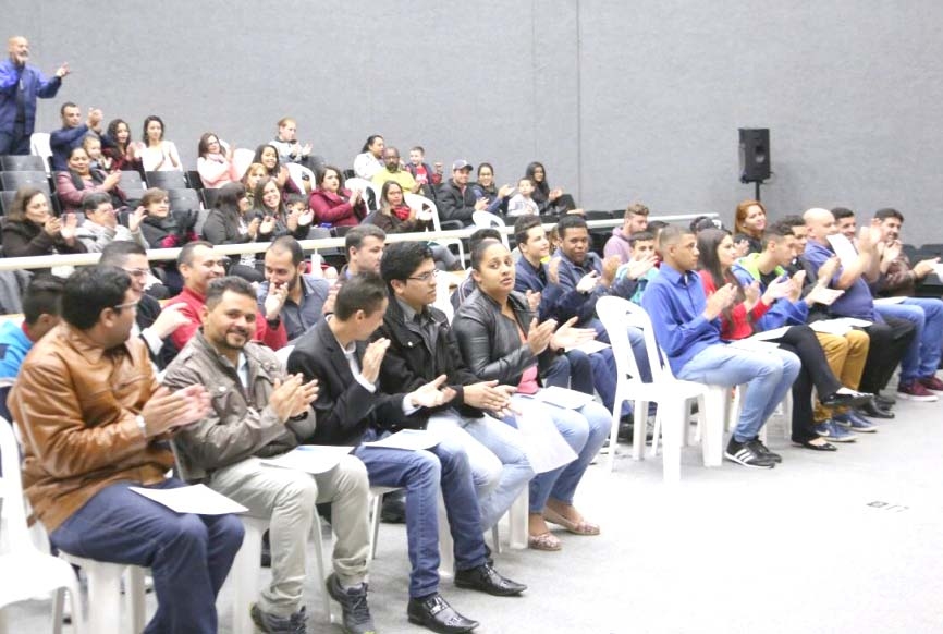 Programa Via Rápida Emprego entrega certificados para alunos 