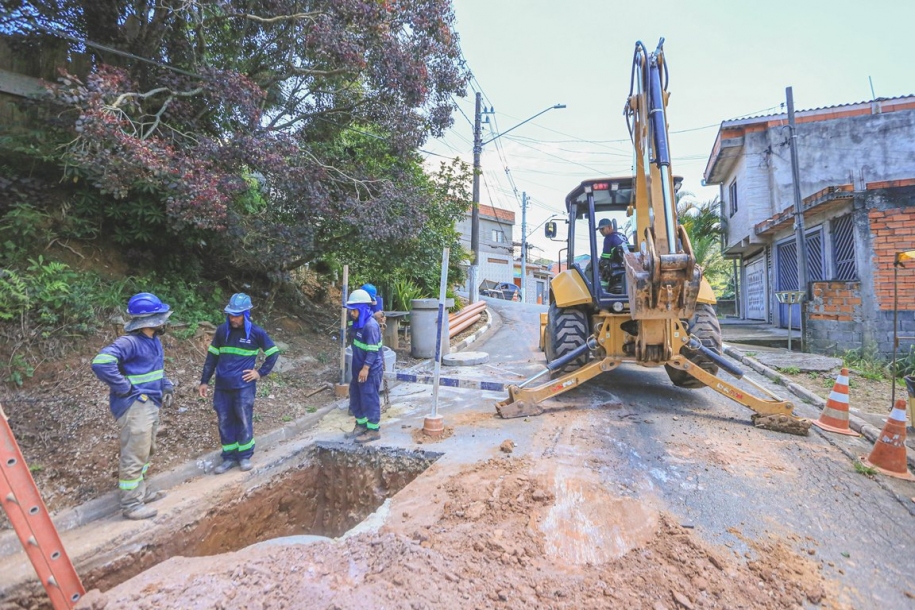 Bairro Cidade São Pedro recebe instalação da rede de esgoto