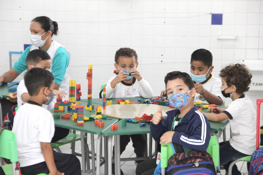 Retorno às aulas foi marcada por segurança e educação tecnológica