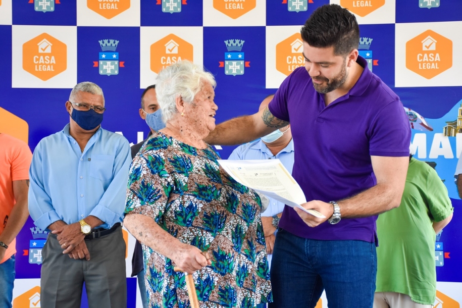 Danilo Joan entrega 300 títulos de propriedade para famílias de Cajamar 