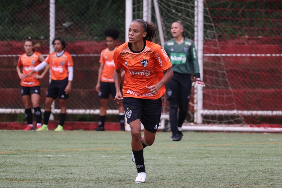 Ska Brasil negocia primeira atleta para futebol feminino profissional