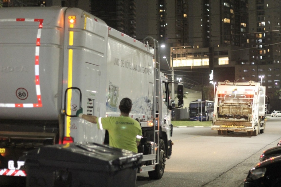 Coleta mecanizada de lixo está em funcionamento nos bairros centrais
