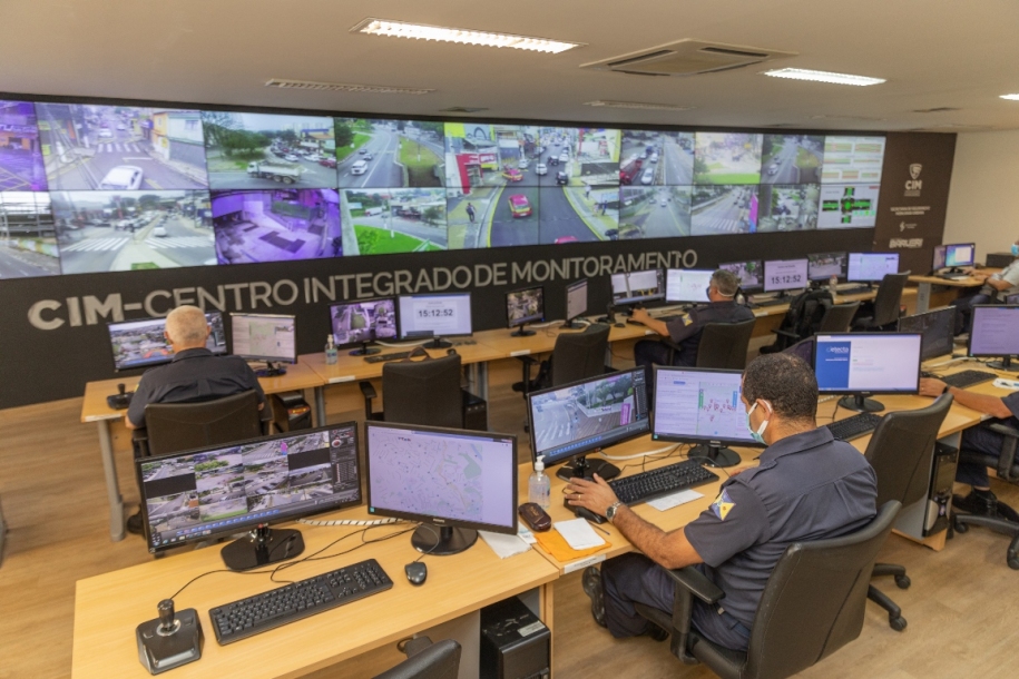 Barueri instala os novos semáforos inteligentes e videomonitoramento 