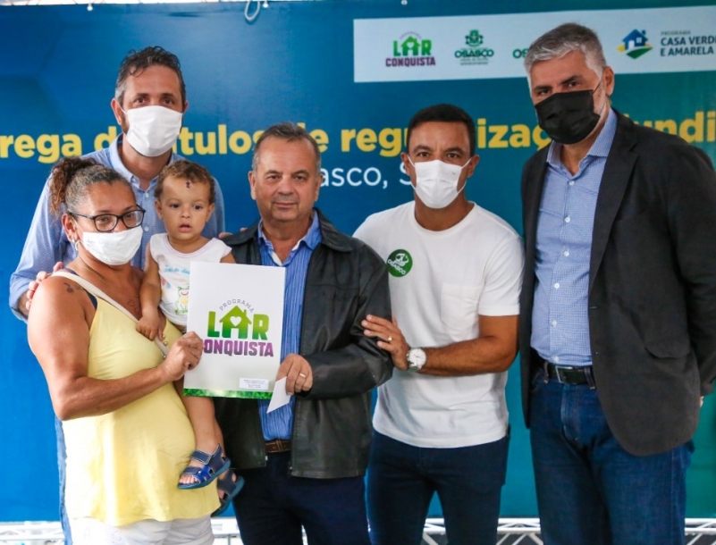 100 famílias do Jardim Vicentina receberam títulos de propriedade 