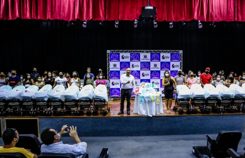 Marcos Tonho entrega kits do Mãe Parnaibana para mais 90 famílias 