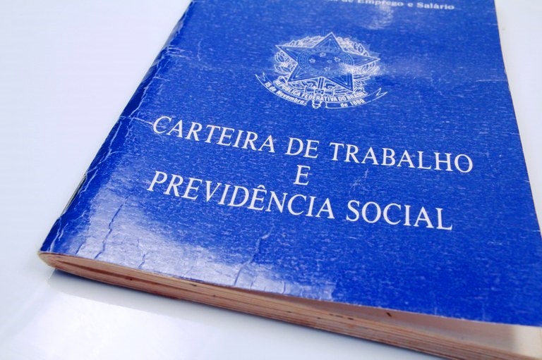 Desemprego tem maior queda desde o fim de 2014