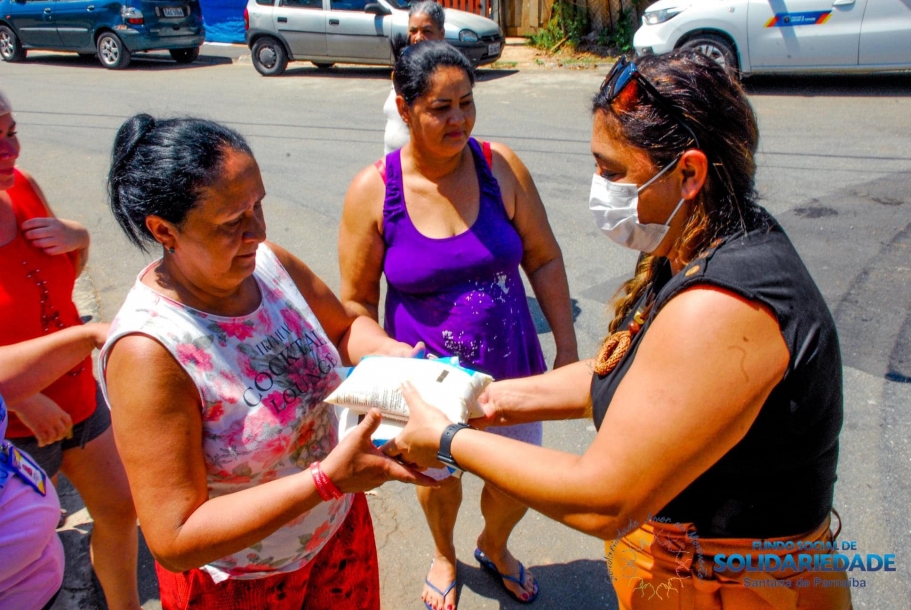 Vanessa Ferreira entrega 4 mil litros de leite para famílias parnaibanas