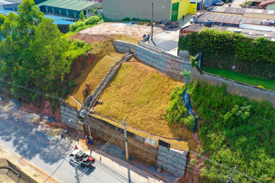 Construção do muro de contenção no bairro do Guaturinho está em fase final