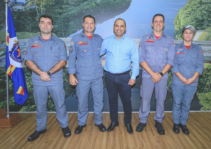 Prefeito Marcos Tonho recebe corporação de bombeiros da região em Parnaíba 