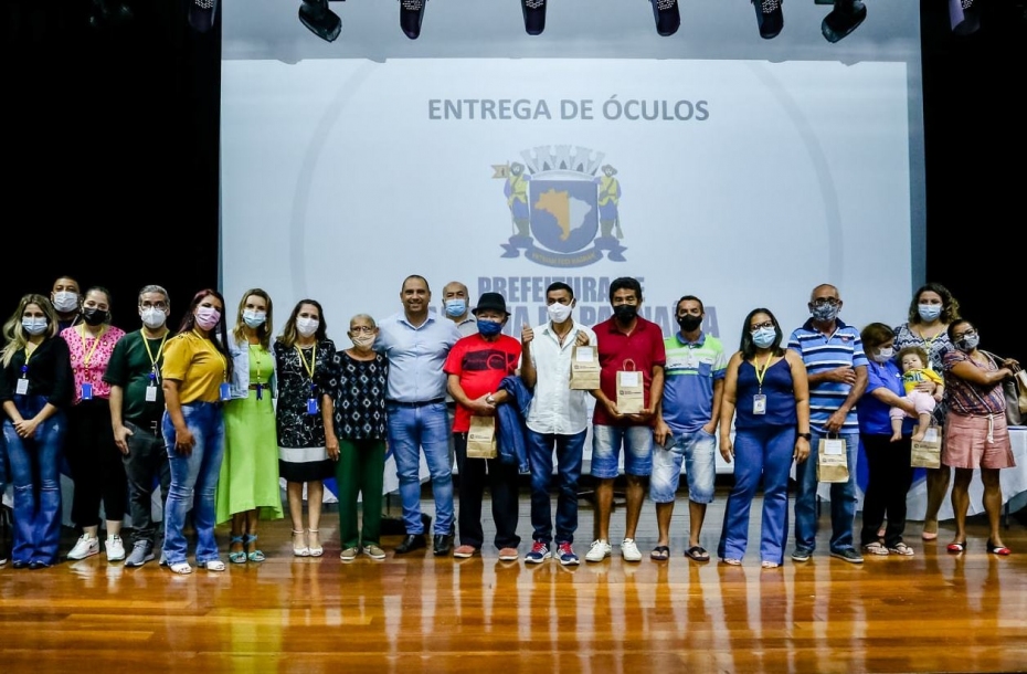 Marcos Tonho entrega mais de 254 óculos gratuitamente a moradores 
