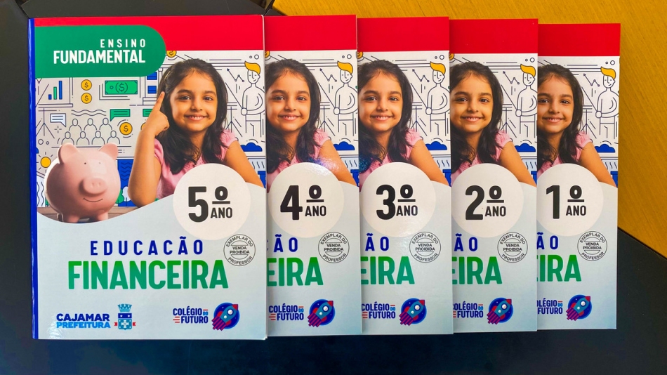 Alunos do Colégio do Futuro recebem apostila sobre a Educação Financeira