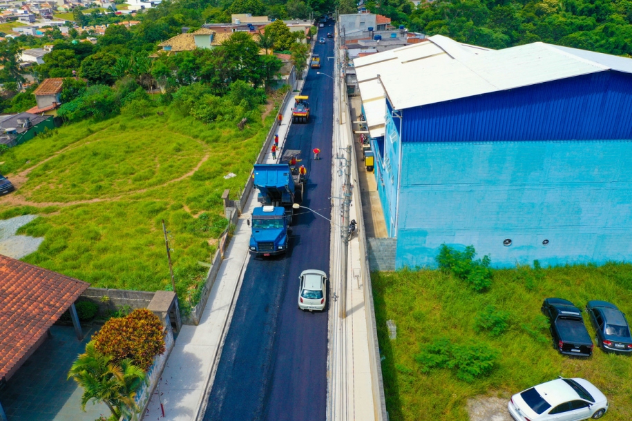 Rua Carlos de Souza Maciel recebe serviços de pavimentação asfáltica