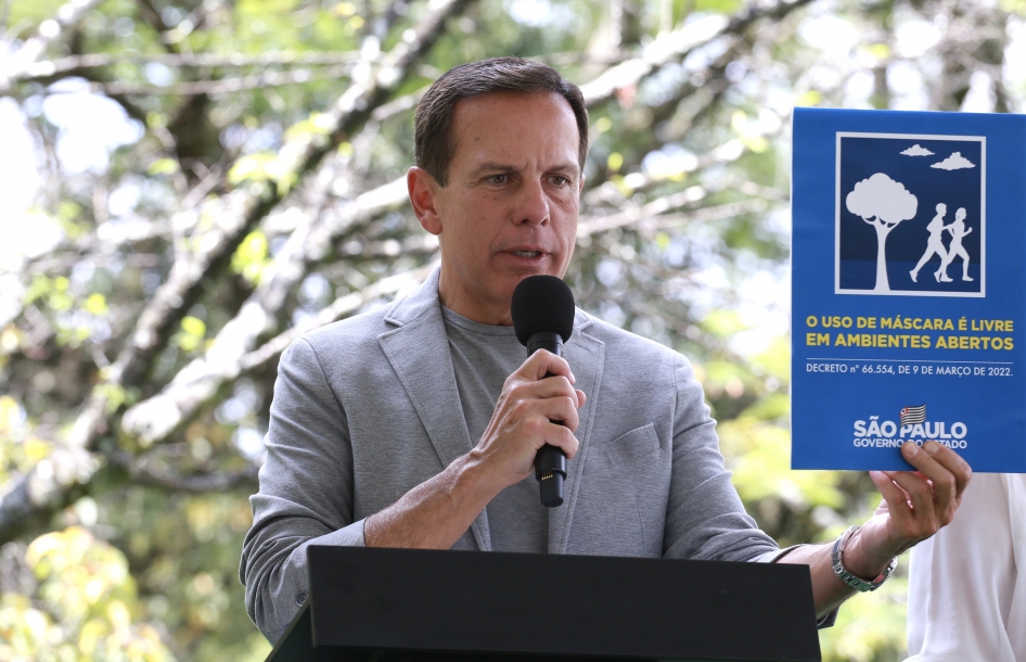 Flexibilização do uso de máscaras deve aquecer a economia do país