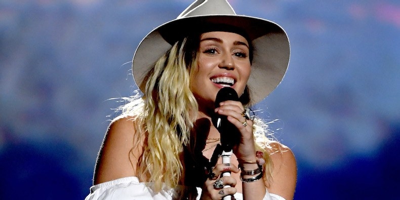 Avião em que Miley Cyrus viajava para o Paraguai é atingido por raio 