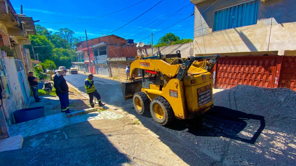 Programa Asfalta Cajamar realiza pavimentação na Rua Madalena Giolousk