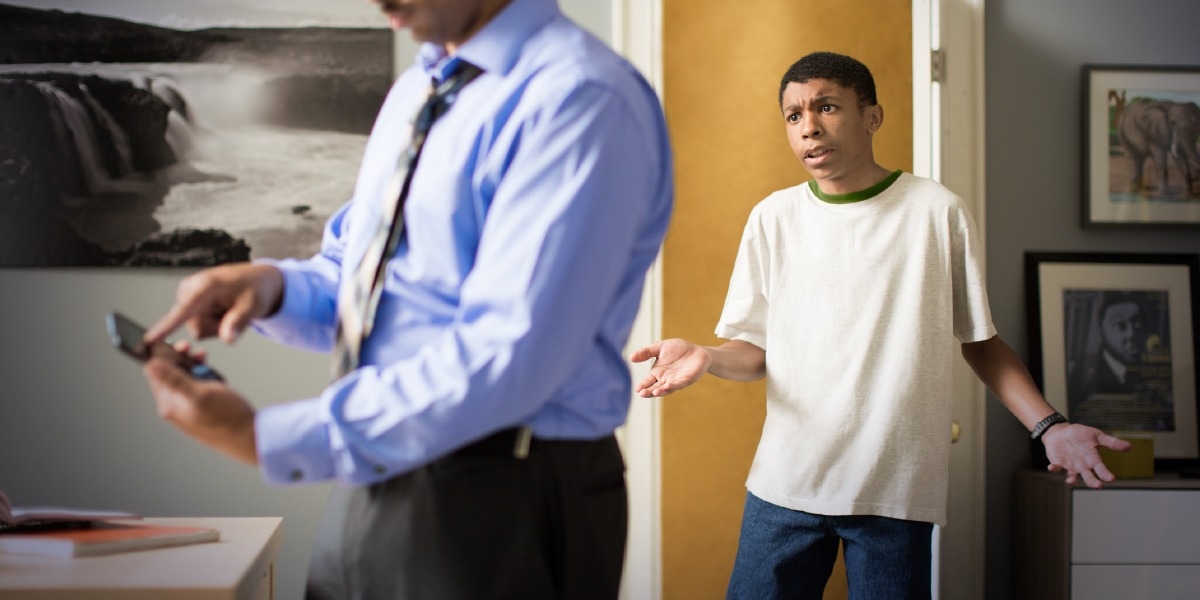 Filhos perguntam: Por que meus pais se metem na minha vida? Entenda 