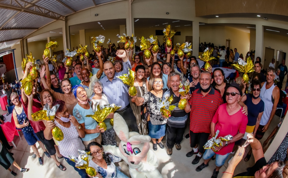 Marcos Tonho entrega ovos de Páscoa no Centro de Convivência do Idoso