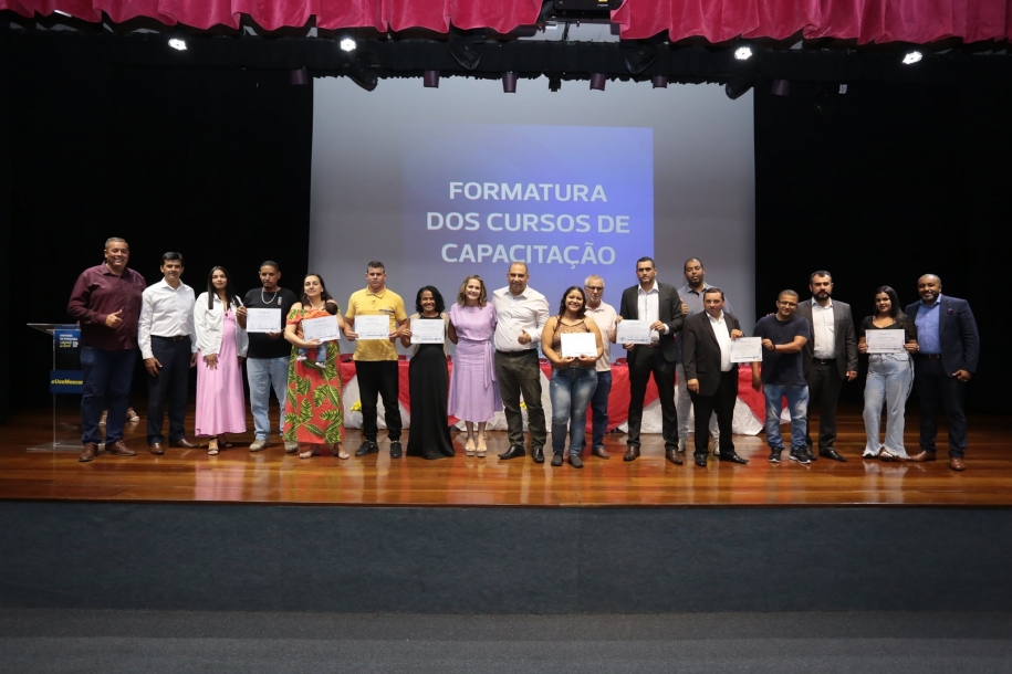 Marcos Tonho entrega certificados dos cursos de capacitação profissional 