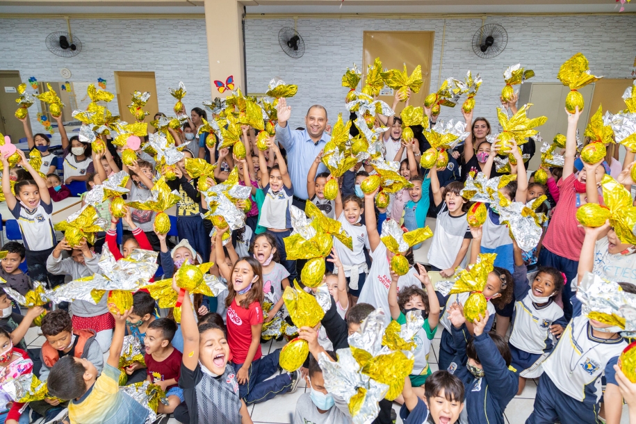 Marcos Tonho entrega mais de 32 mil ovos de Páscoa nas escolas