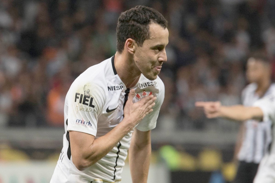 Rodriguinho exalta atuação do Corinthians e ajuda dos reservas