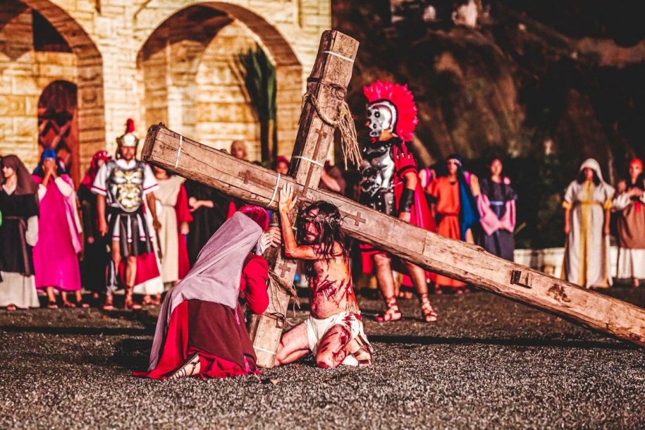 Drama da Paixão reúne milhares de fiéis em Santana de Parnaíba 