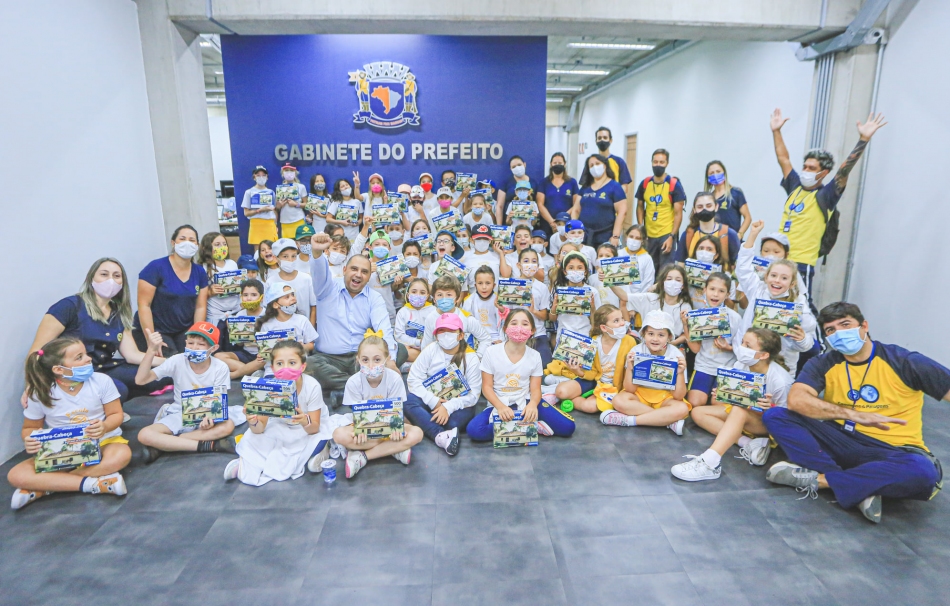 Alunos da escola Morumbi visitam gabinete do prefeito Marcos Tonho