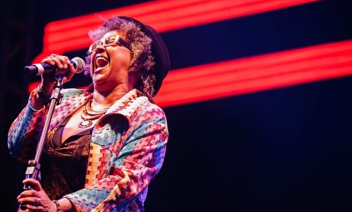 Dia das Mães será celebrado em Barueri com show de Sandra Sá