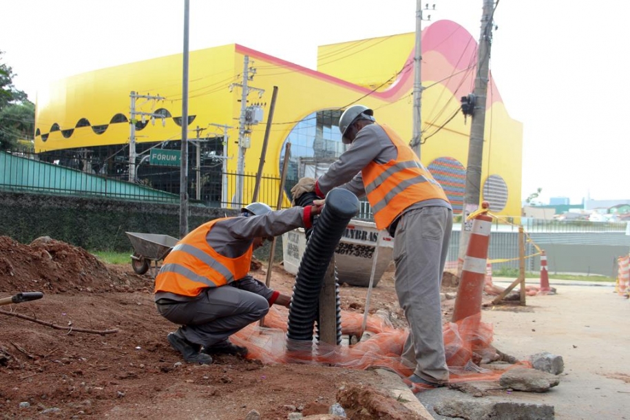 Barueri substitui postes por fiação subterrânea em pontos da cidade