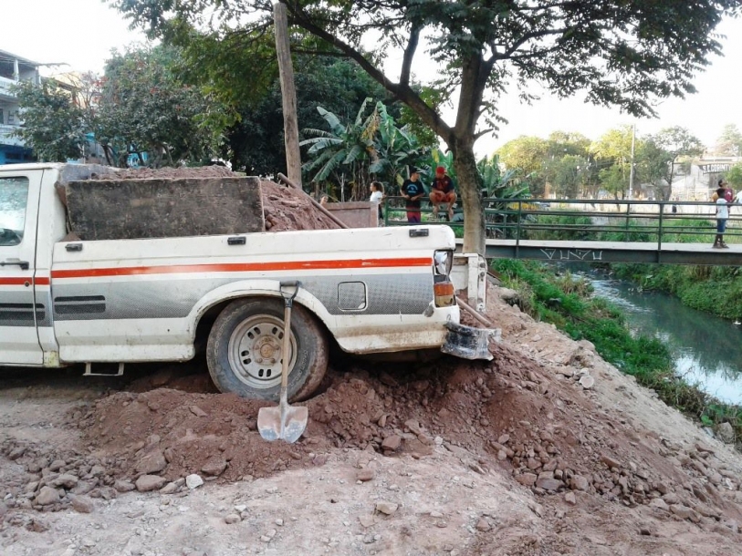Defesa Civil de Osasco flagra descarte de entulho em córrego e multa 