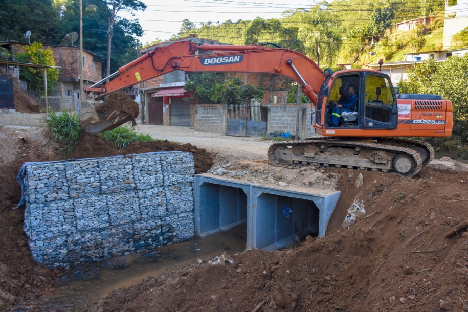 Cajamar realiza obras na travessia do córrego do km 41,5