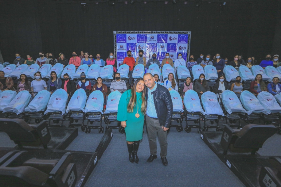 Marcos Tonho entrega mais 100 enxovais para as mães parnaibanas 