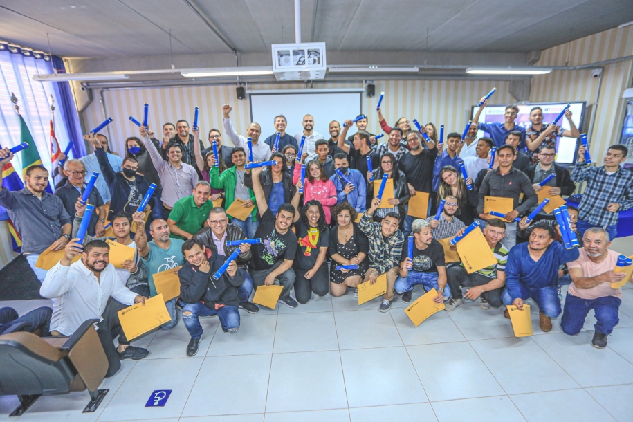 Prefeito Marcos Tonho prestigia formatura dos alunos do curso de Python