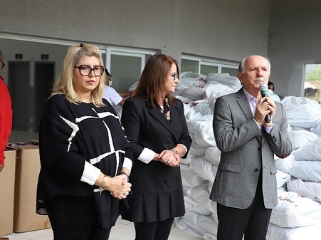 Beto Piteri realiza entrega de cobertores no Parque Imperial