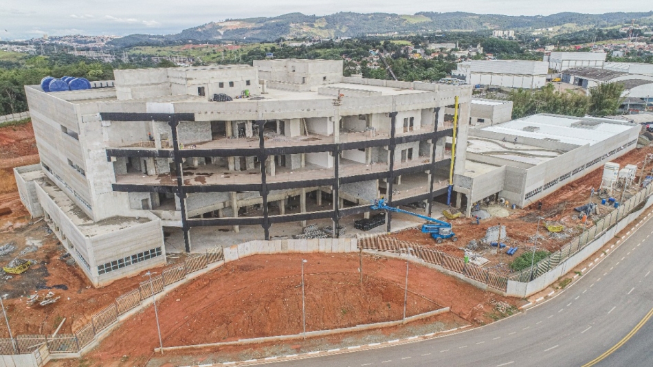 Iniciada por Elvis, construção do Novo Hospital Municipal de Parnaíba avança 
