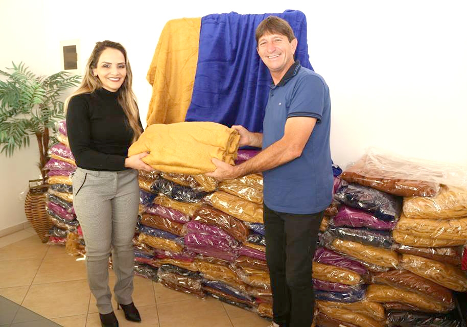 Alemão da Banca realiza entrega de cobertores ao Fundo Social
