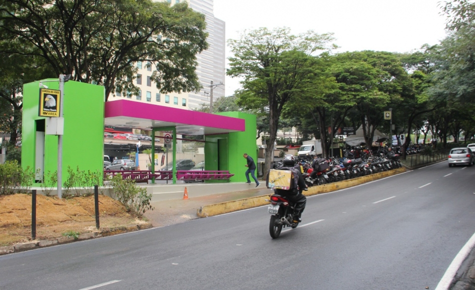 Motoboys de Barueri ganham espaço com bancos, copa e banheiros