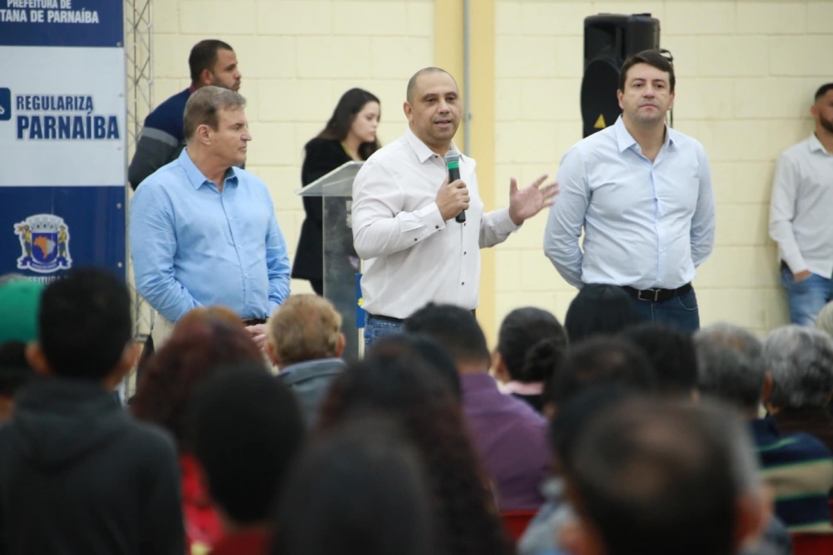 Marcos Tonho beneficia munícipes com entregas de 1200 escrituras 