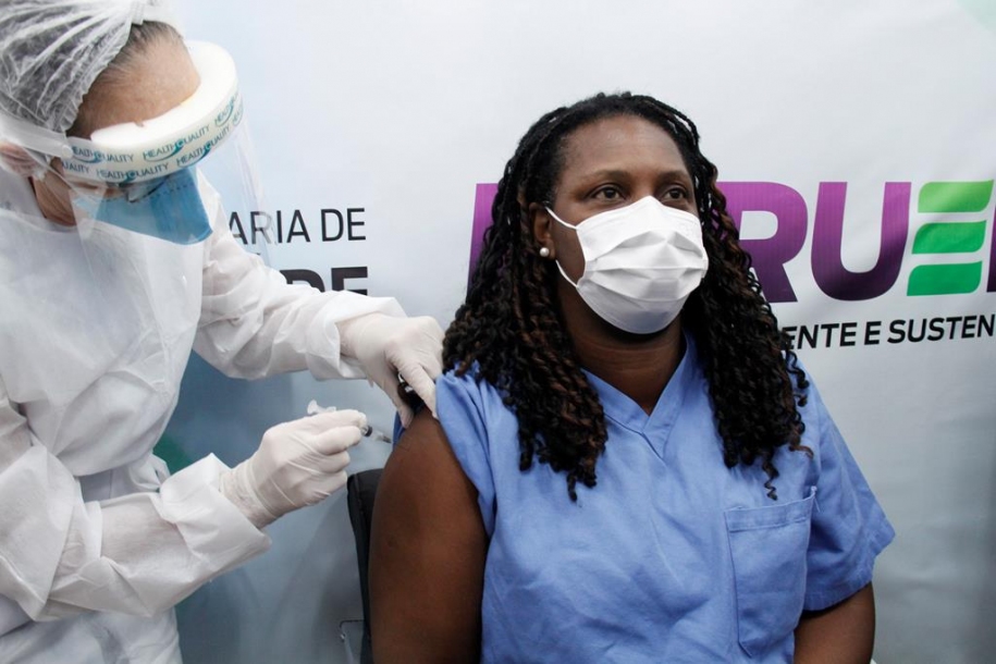 Barueri inicia 4ª dose para maiores de 50 anos e profissionais da saúde