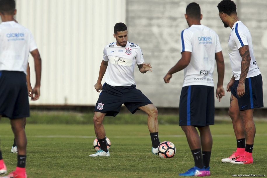 Gabriel valoriza churrasco no CT do Timão