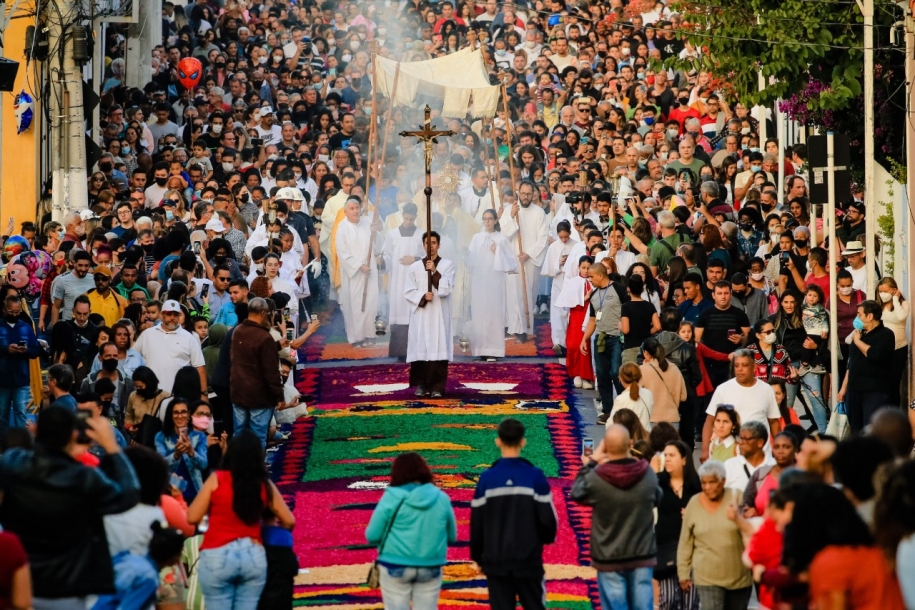 Tradição do tapete decorado no Corpus Christi completa 55 anos