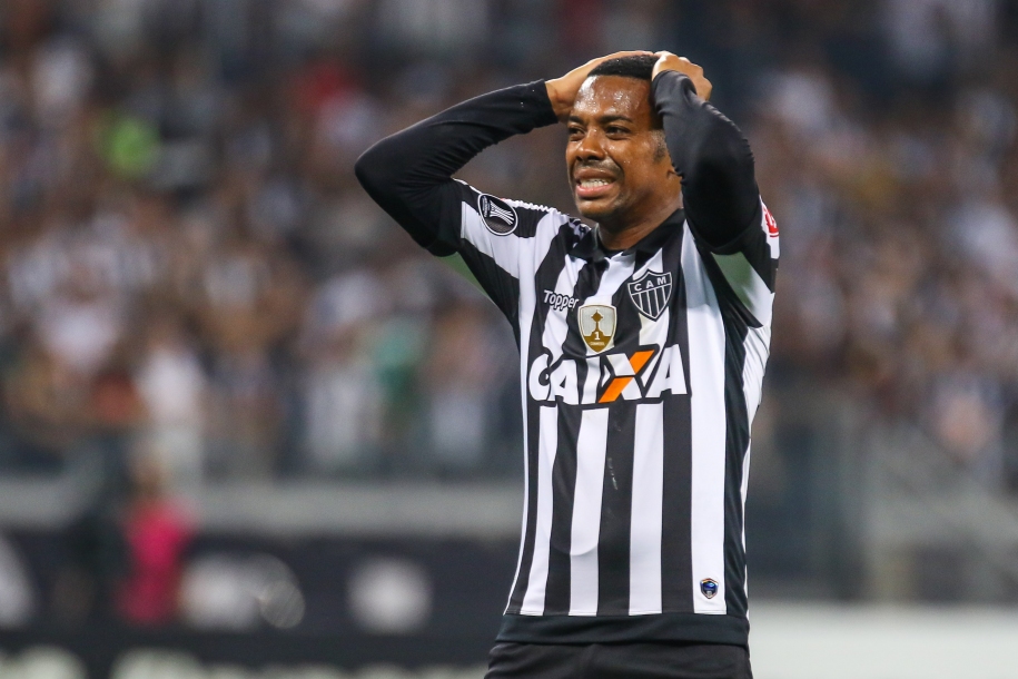 Robinho lamenta gol perdido, mas divide responsabilidades