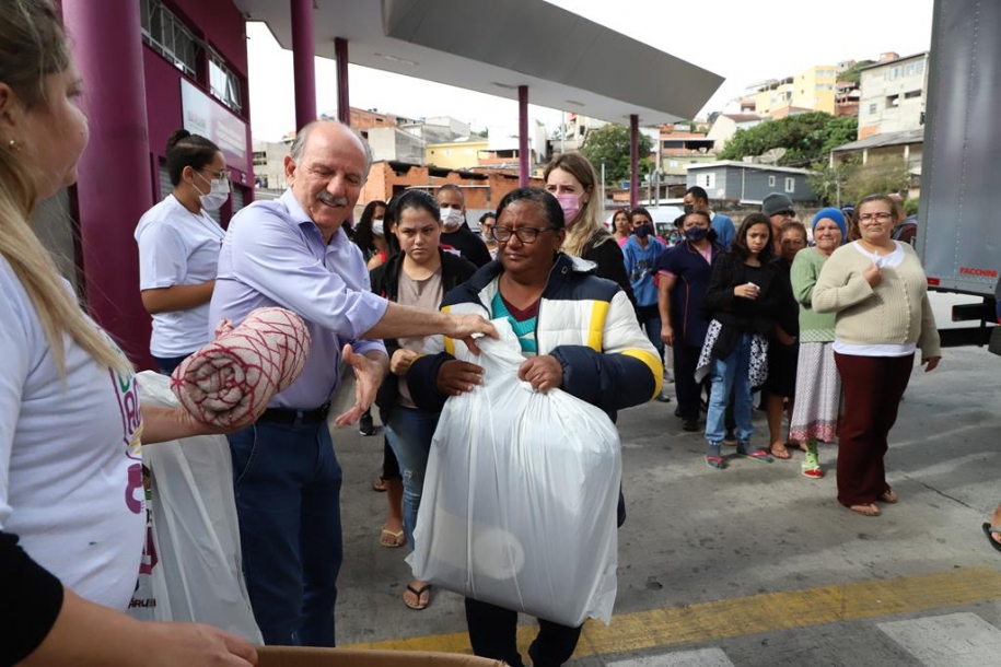 Beto Piteri realiza entrega de cobertores no Vale do Sol e Jardim Mutinga 
