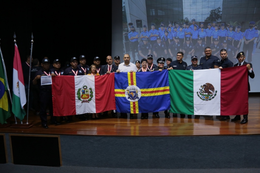 Polícias do México e do Peru encerram treinamento em Parnaíba 