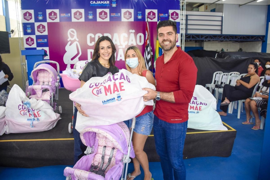 Prefeito Danilo Joan realiza entrega de kits maternidade