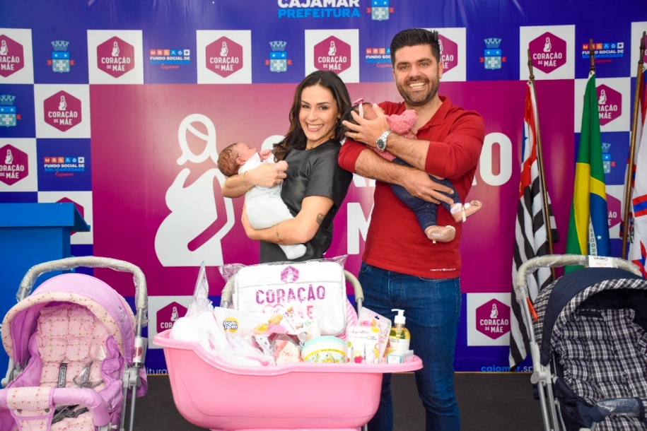 Danilo Joan entrega kits maternidade através do Programa Coração de Mãe 