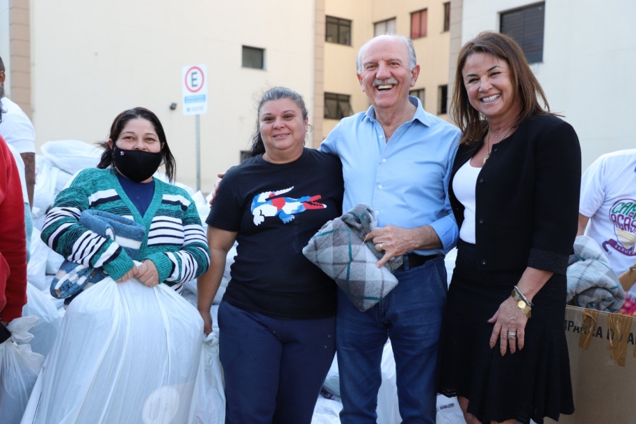Beto Piteri e Sônia Furlan realizam entrega da Campanha do Agasalho